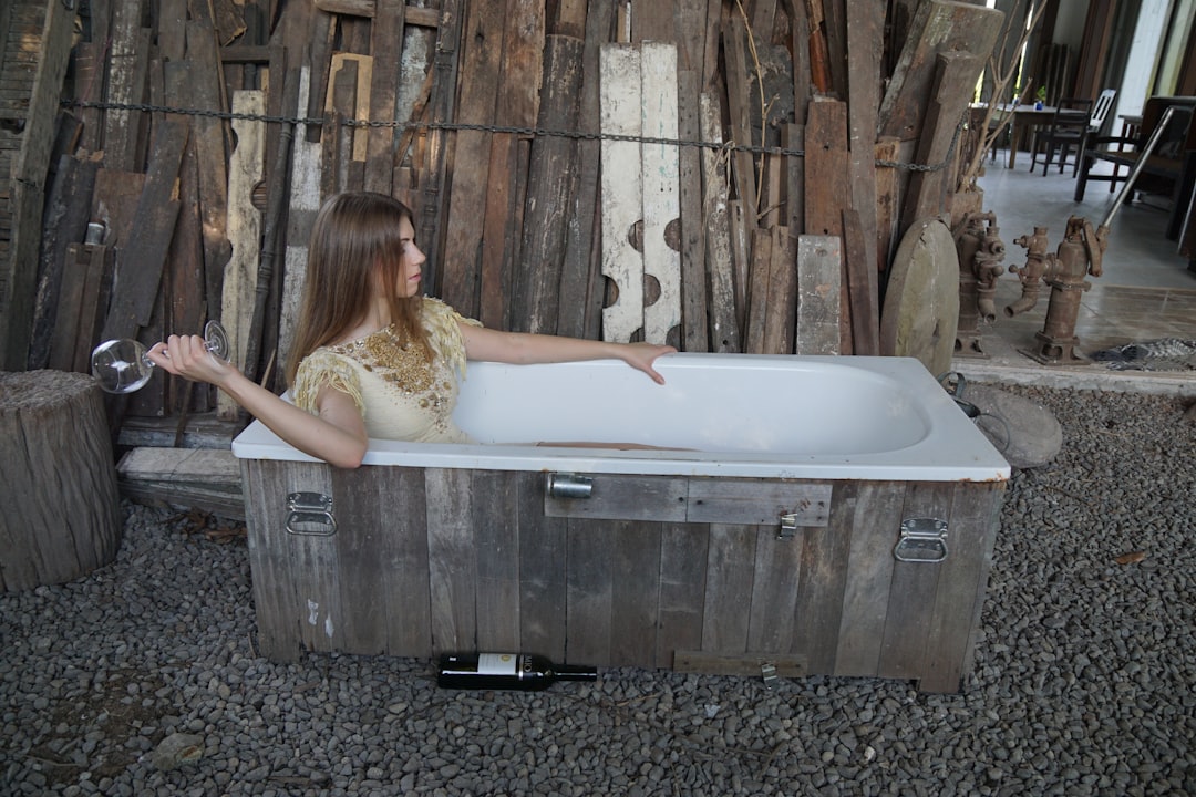 Fancy baths, meditation & Reiki. Photo by Beth Macdonald on Unsplash
